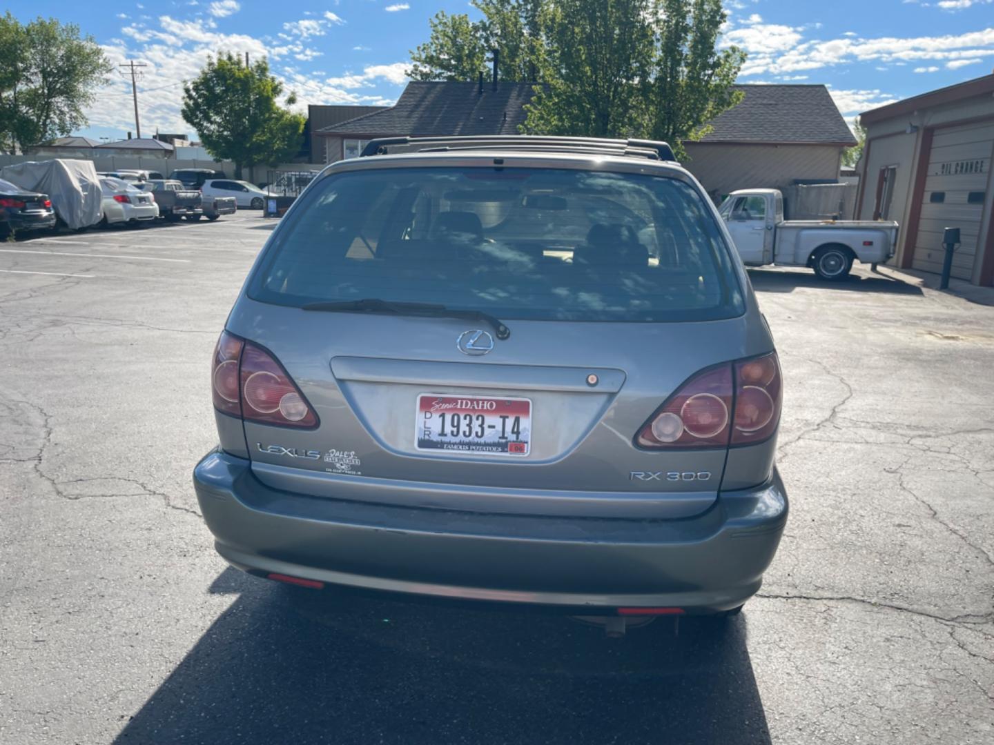 2000 Lexus RX 300 AWD (JT6HF10U4Y0) with an 3.0L V6 DOHC 24V engine, 4-Speed Automatic Overdrive transmission, located at 813 E Fairview Ave, Meridian , ID, 83642, (208) 336-8230, 43.618851, -116.384010 - Photo#5